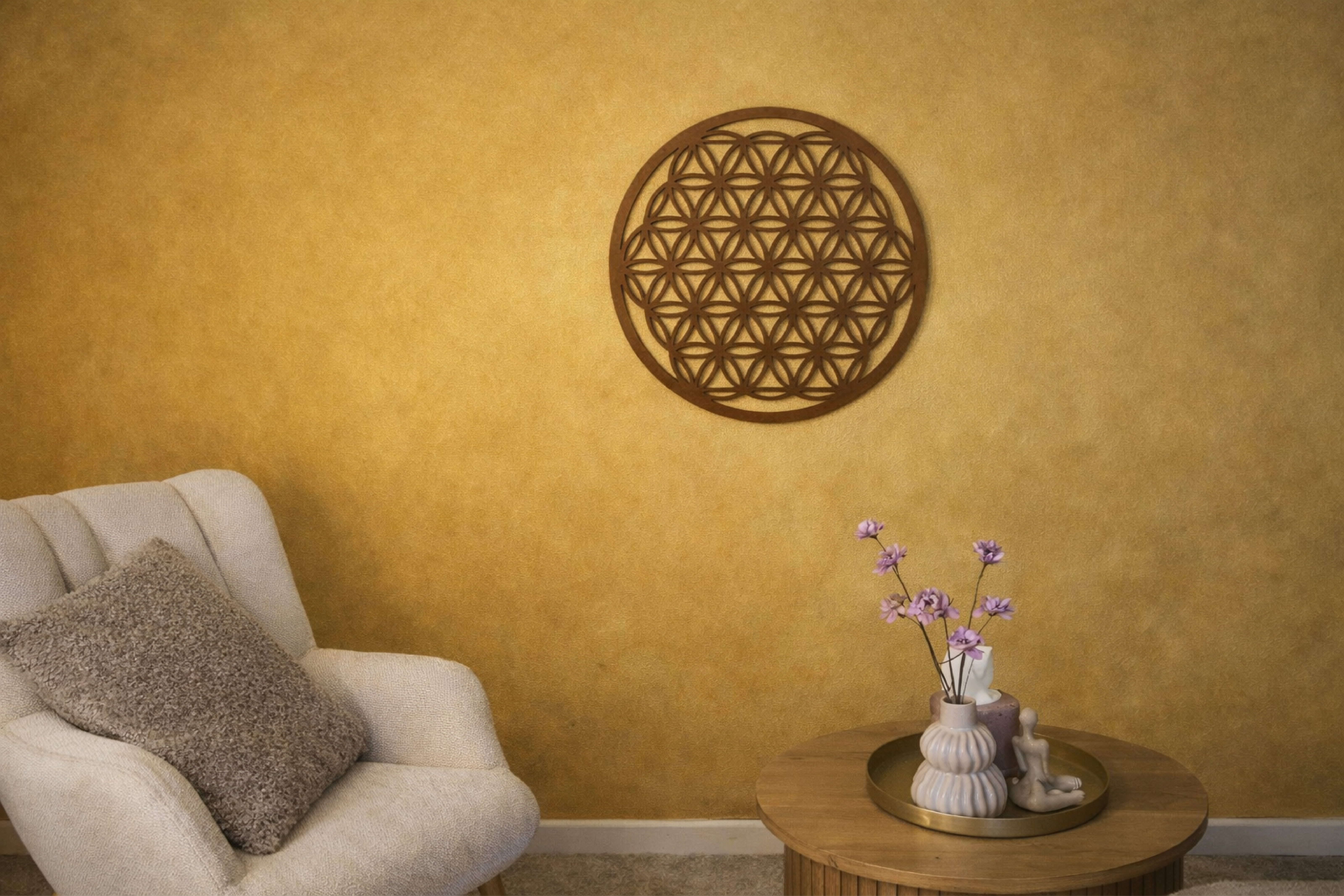 Ruhiger, lichtdurchfluteter Coachingraum in warmer Atmosphäre